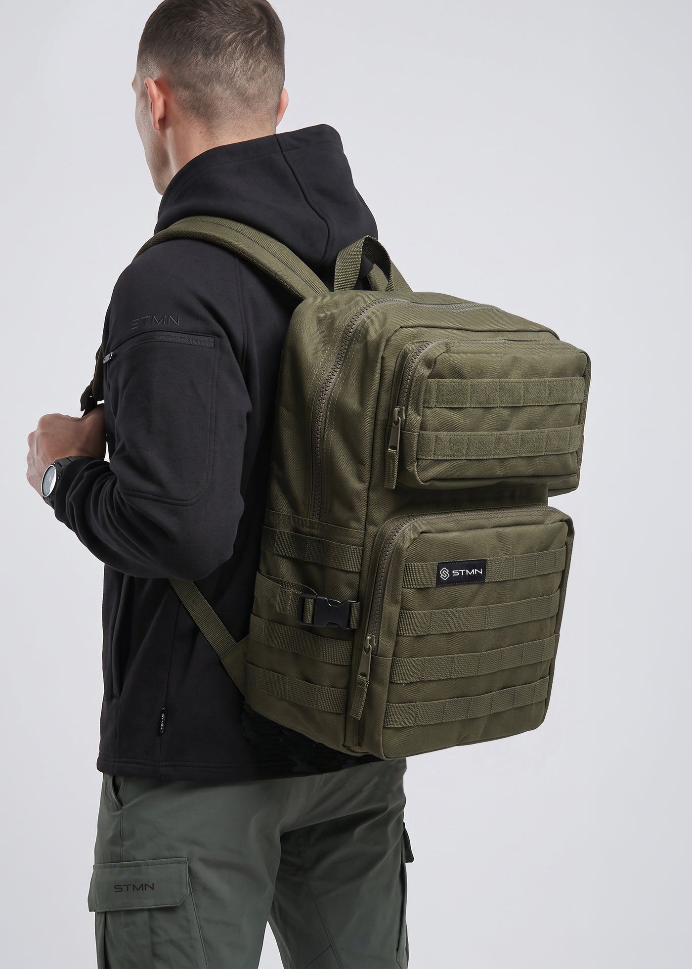 Zaino Tactical Light 30 Litri Verde — indossato