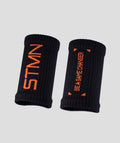 Polsini STMN Fitness in omaggio con i paracalli Zero Slim 2.0, coppia in maglia nera con logo arancione
