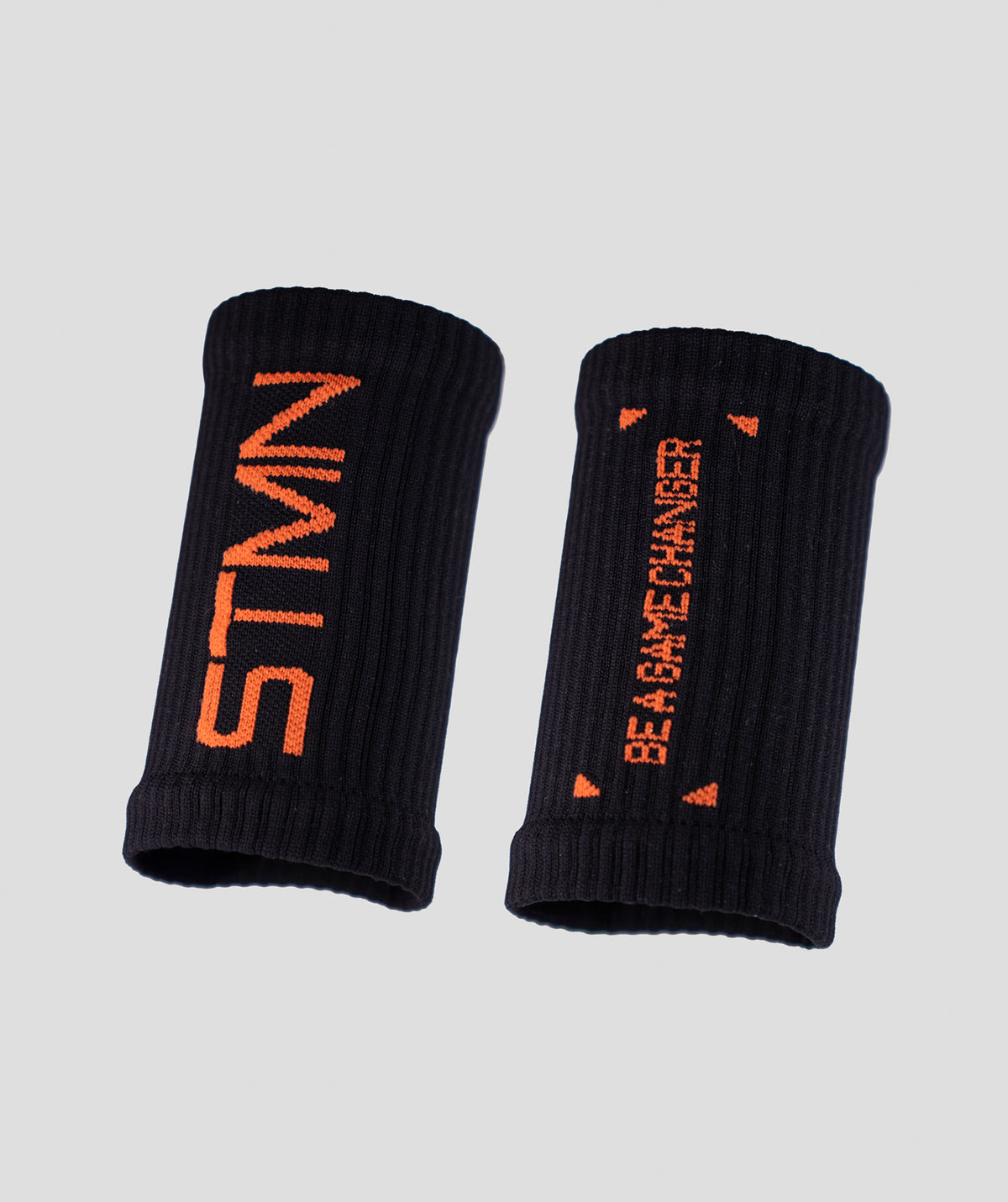 Polsini STMN Fitness in omaggio con i paracalli Zero Slim 2.0, coppia in maglia nera con logo arancione