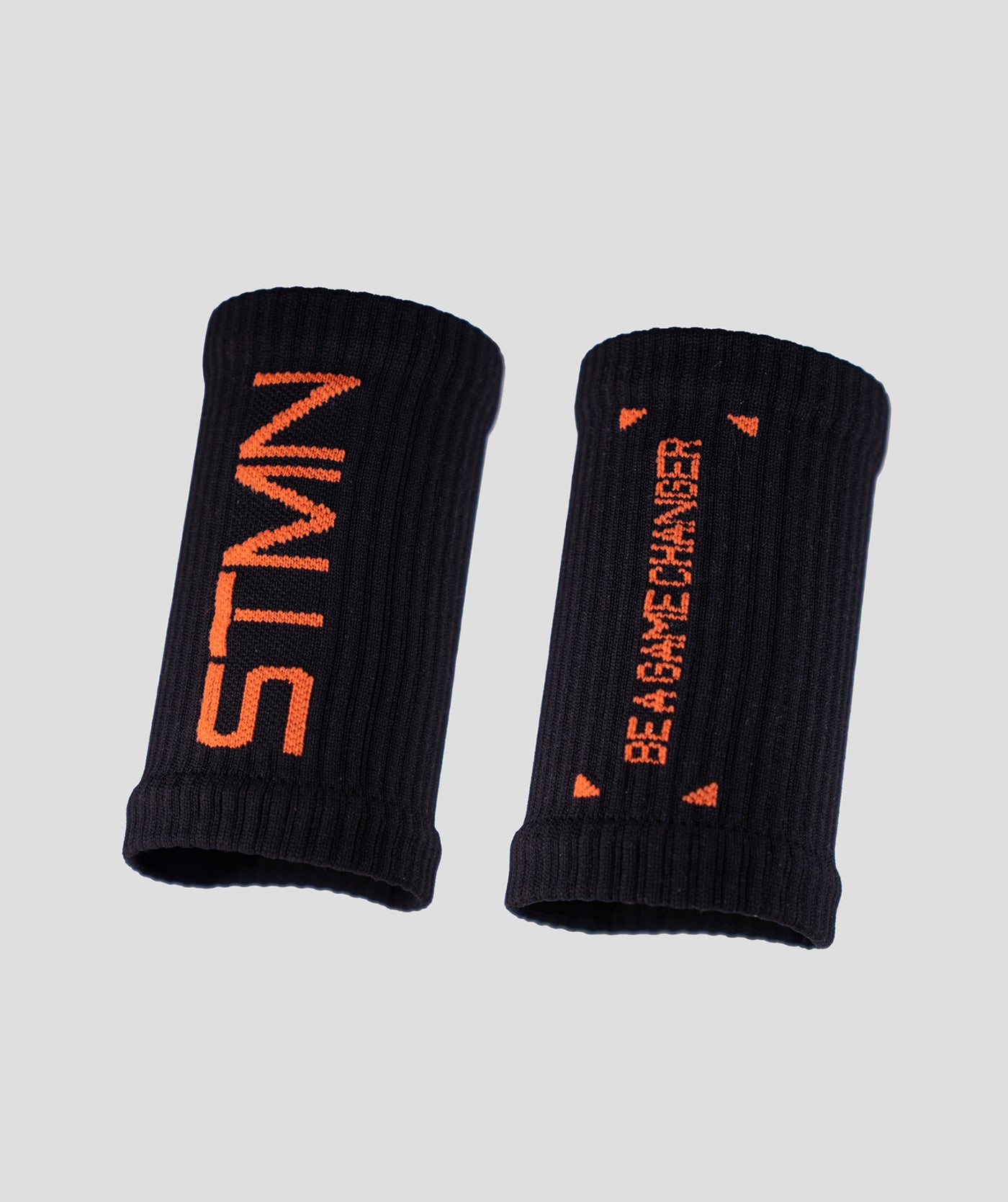 Polsini STMN Fitness in omaggio con i paracalli Zero Slim 2.0, coppia in maglia nera con logo arancione