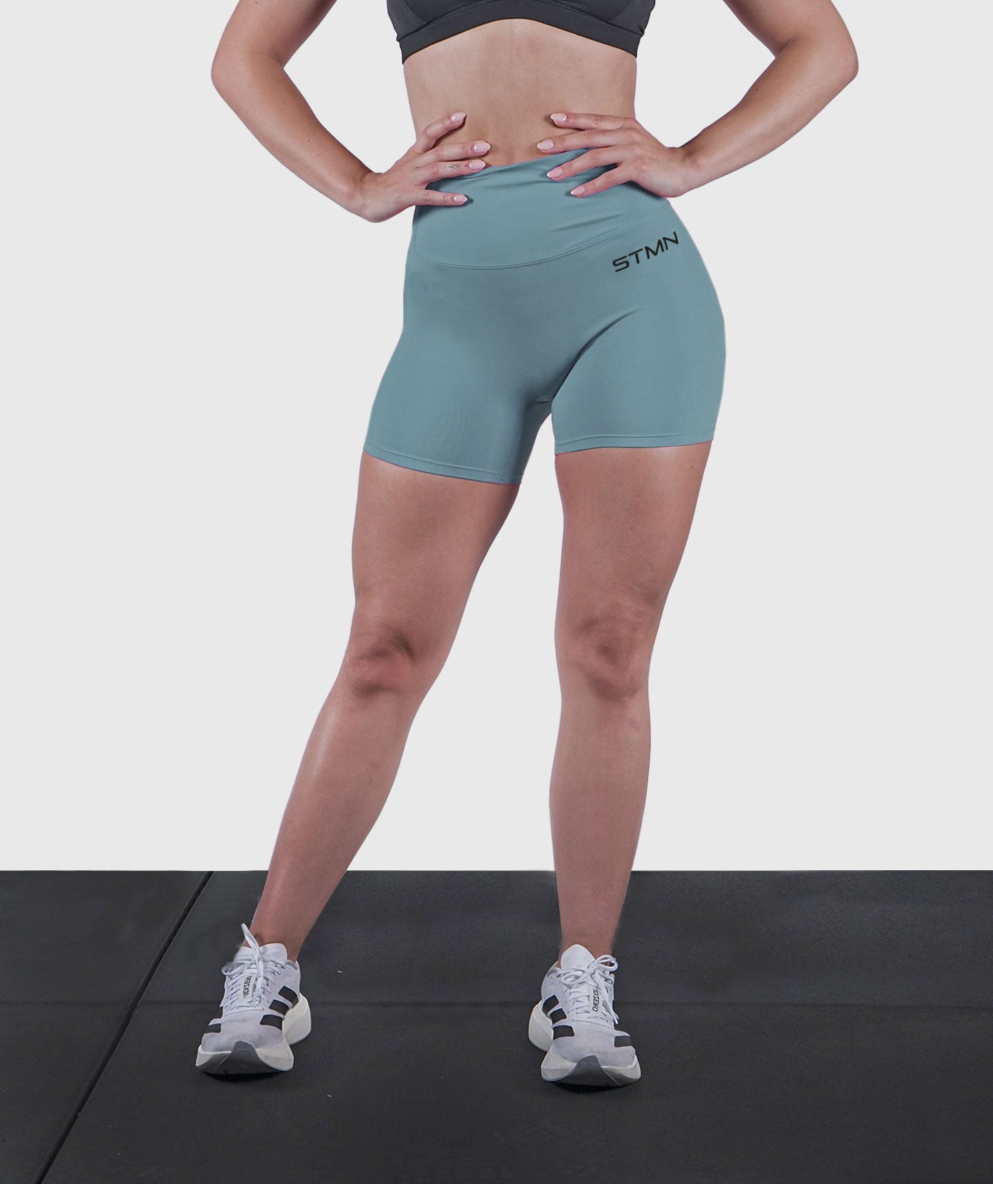 B - entrenamiento de pantalones cortos verdes de agua