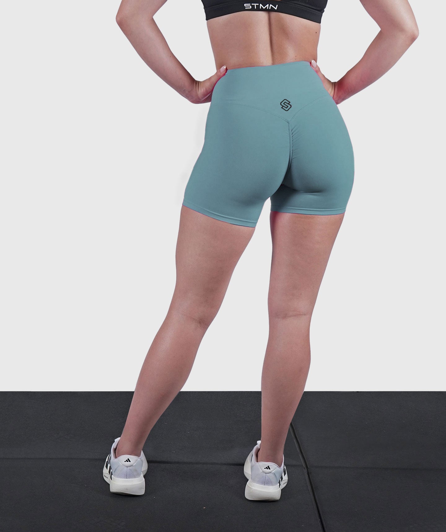 B - entrenamiento de pantalones cortos verdes de agua